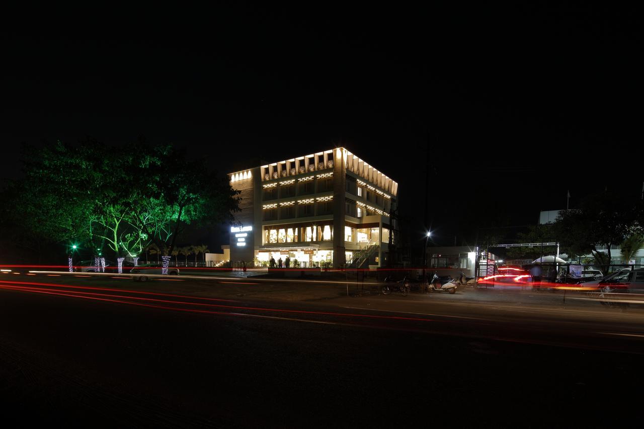 Hotel Luxura Godhra المظهر الخارجي الصورة