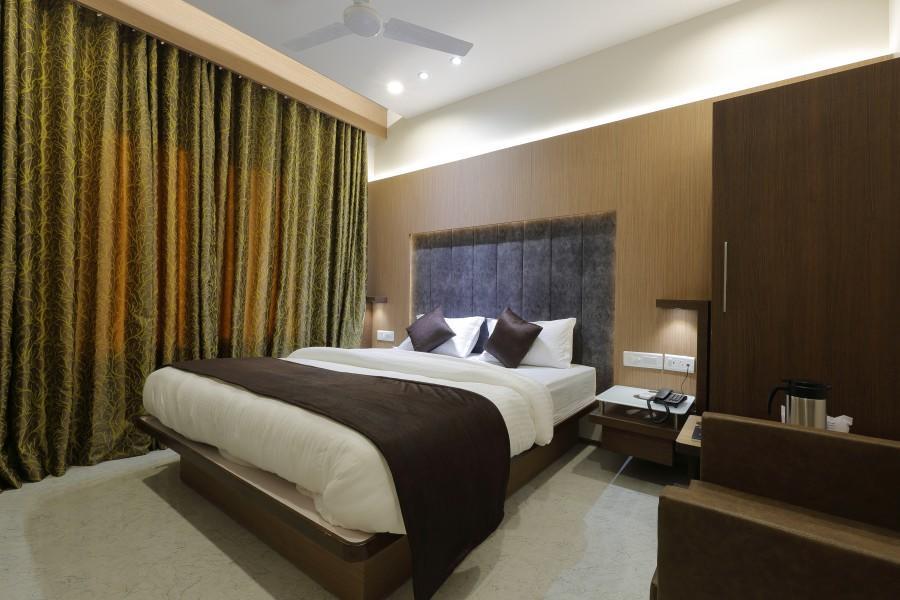 Hotel Luxura Godhra المظهر الخارجي الصورة