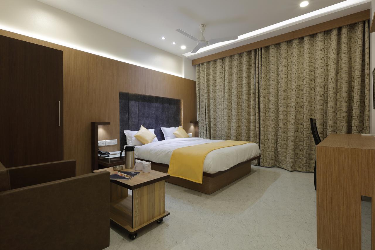 Hotel Luxura Godhra المظهر الخارجي الصورة