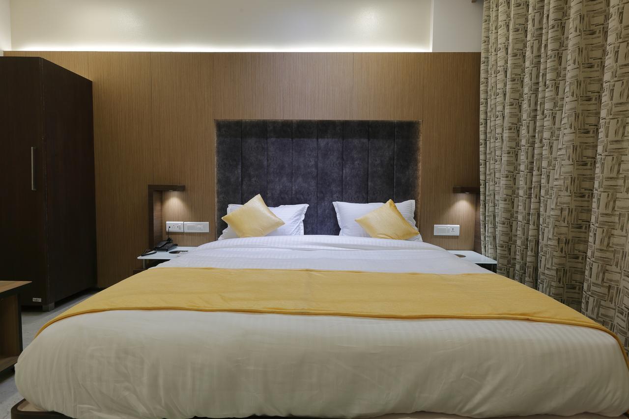 Hotel Luxura Godhra المظهر الخارجي الصورة