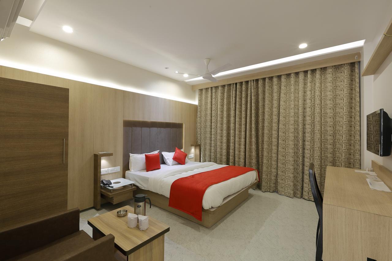 Hotel Luxura Godhra المظهر الخارجي الصورة