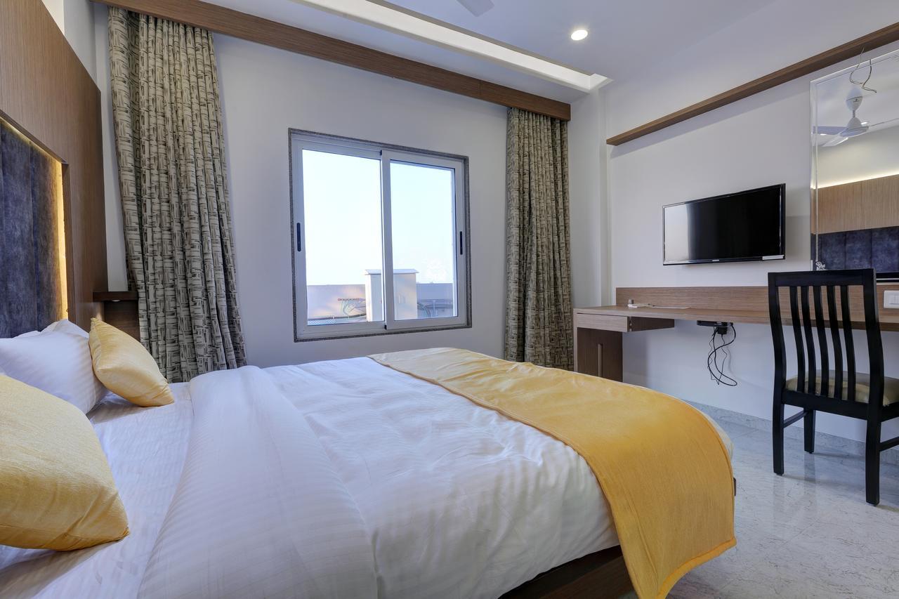 Hotel Luxura Godhra المظهر الخارجي الصورة