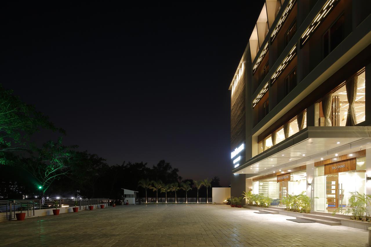 Hotel Luxura Godhra المظهر الخارجي الصورة