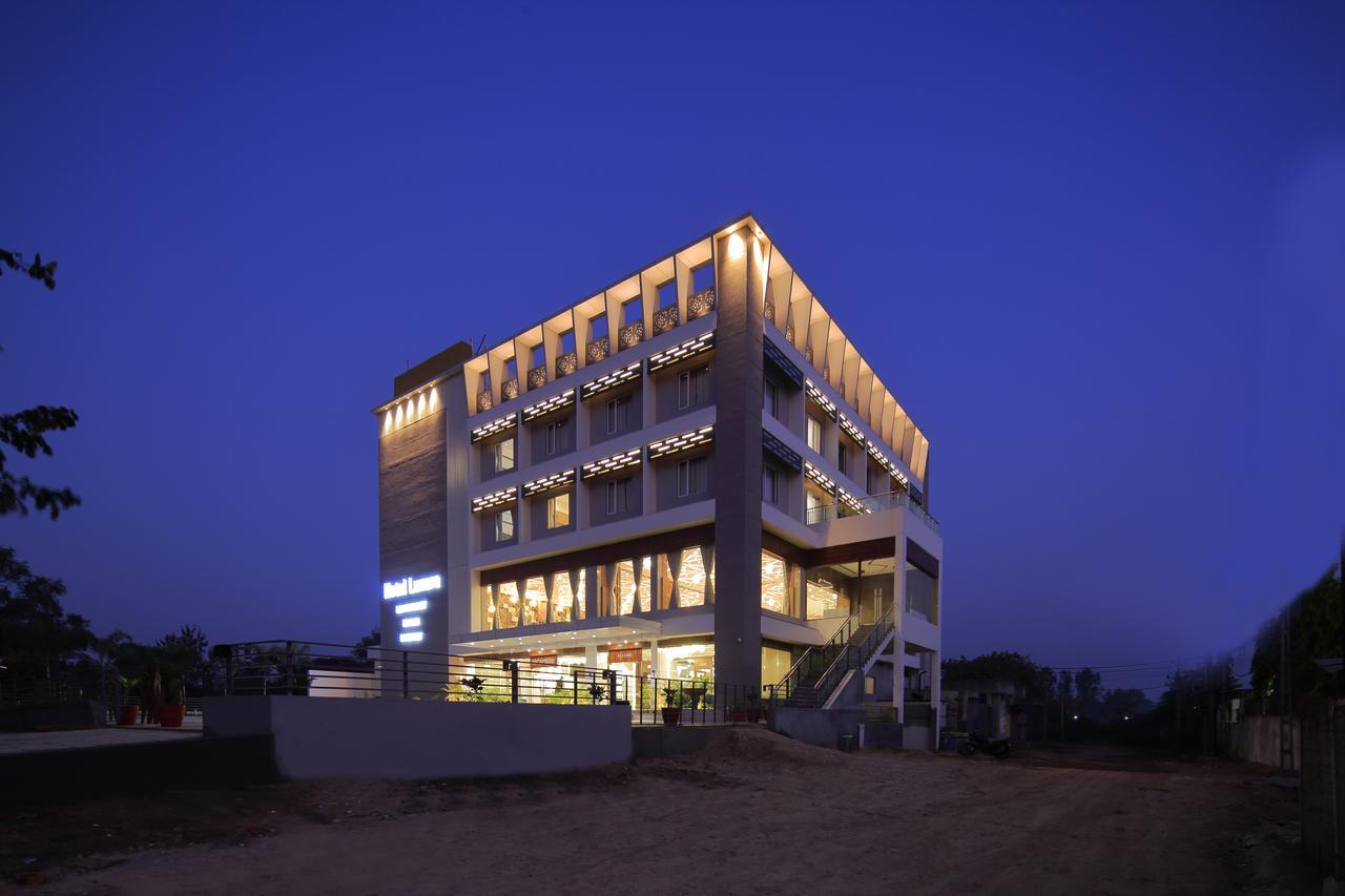 Hotel Luxura Godhra المظهر الخارجي الصورة