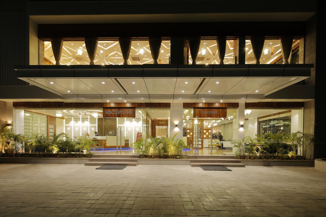 Hotel Luxura Godhra المظهر الخارجي الصورة